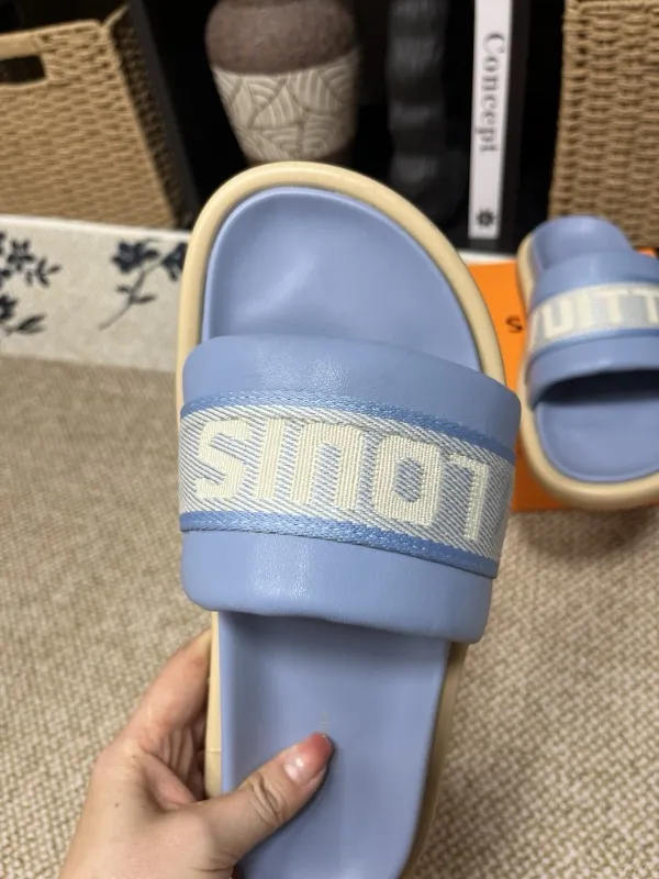 P320💰[New model] Long-term availability, 2025 new model, couple model [LOUlS VUlTTON] comes with drawer box, bag, card, invoice "Louis Vuitton ~ unique modern sandals. 》LV counter purchasing 🏃Men's and women's casual slippers, sold at the same time at the counter, the original old flower material upper is soft and comfortable, (refuses to discolor and rub the feet) sole: original factory special combination original sole, code number: 35--46 4 multiple colors 🉑️ to choose from